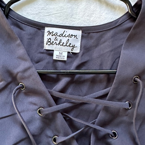 Madison & Berkeley split sleeve top size medium. - Picture 2 of 3